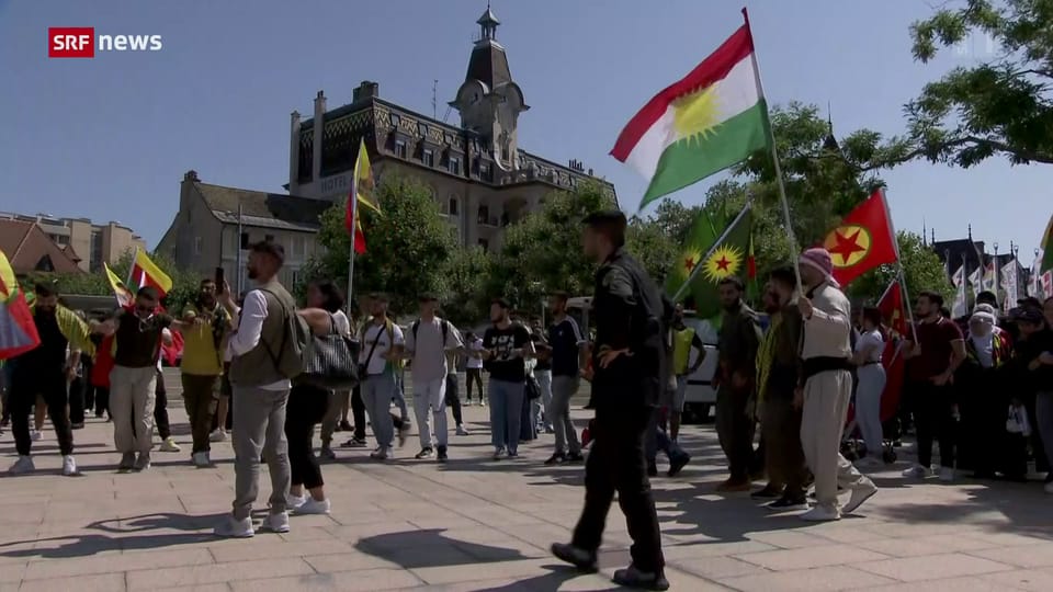 Kurdinnen und Kurden demonstrieren in Lausanne