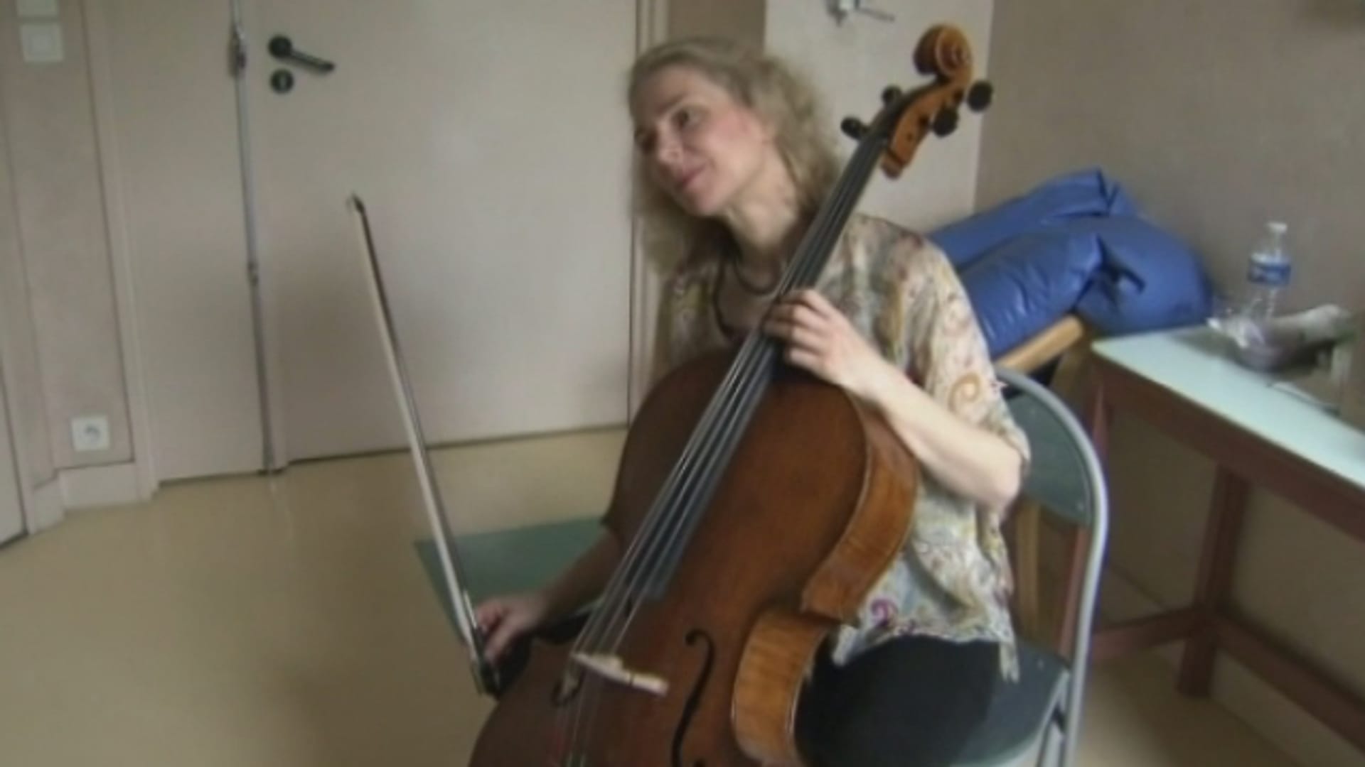 VIDÉO - Quand le violoncelle de Claire Oppert vient apaiser les douleurs  des malades