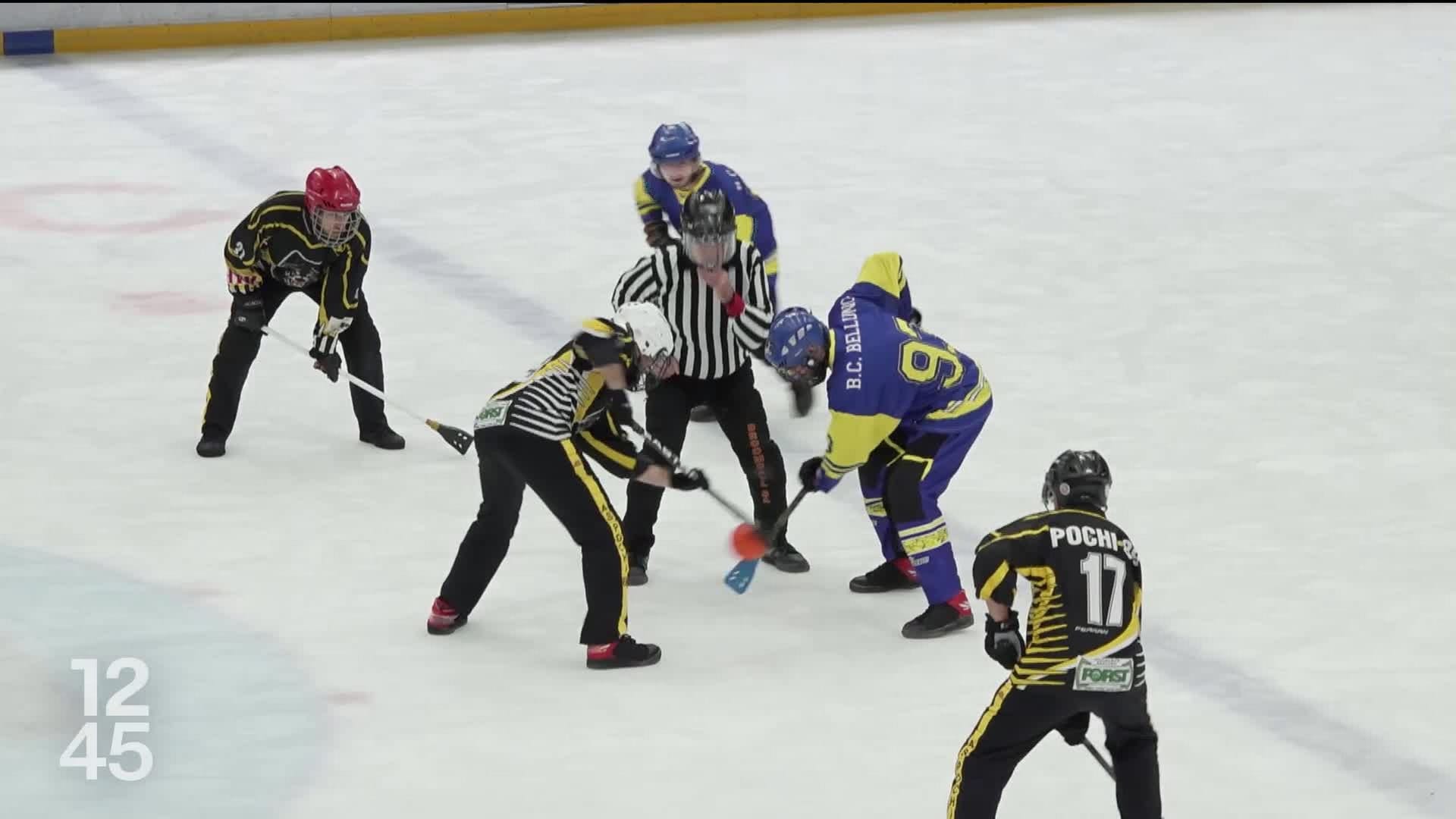 Zoom sur le broomball une variante du hockey sur glace qui se joue avec des souliers des balais et un ballon