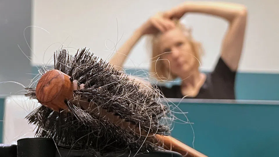 Dr. Myriam Wyss in der Fernsehsendung PULS zum Thema «Haarausfall bei Frau und Mann: Was tun?».