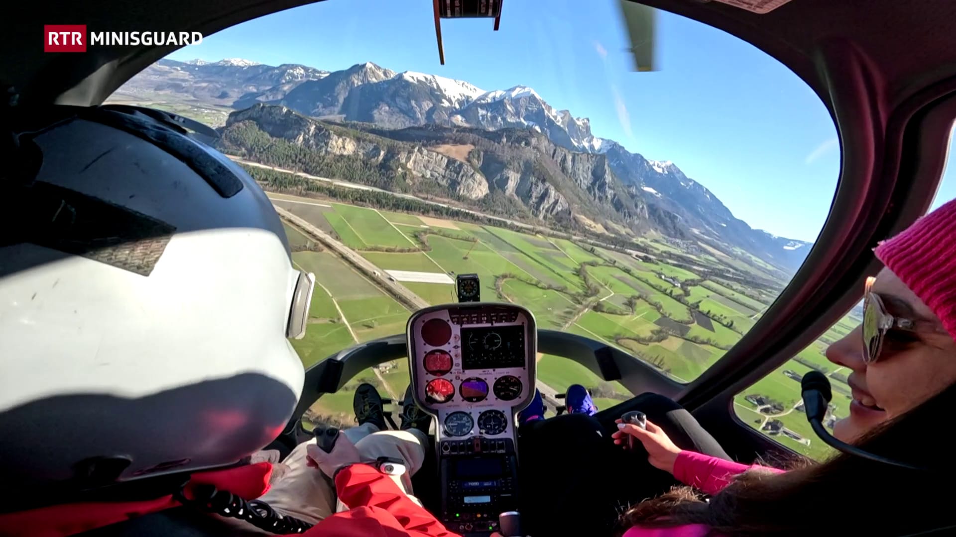 Èlin sgola sezza in helicopter ensemen cun il scolast da sgular Severin Deflorin.