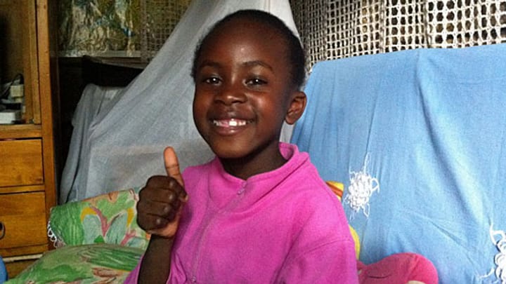 Anke, sieben Jahre, zu Hause in einem Slum in Nairobi