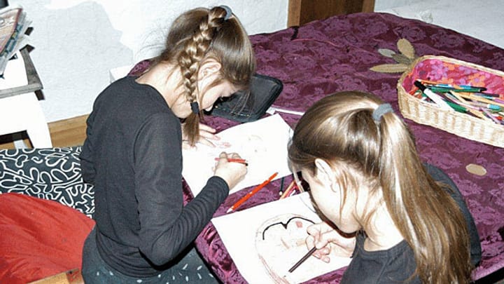 Die Zwillingsschwestern Moe und Hanna, 9 Jahre, von Mönthal