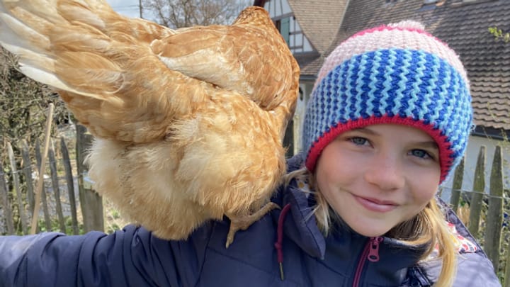 Mit Hühner und Pferden: Sina und Sofie leben auf dem Bauernhof
