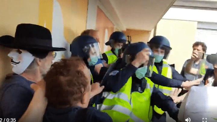 Illegale Corona-Demo Aarau: Teilnehmer haben Polizei attackiert