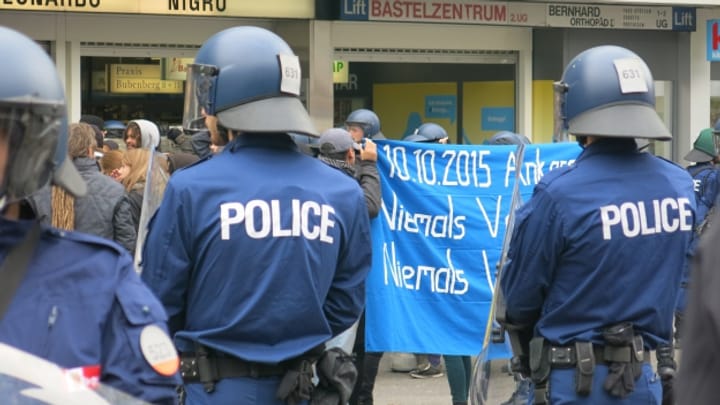 Aus dem Archiv: Anitfa-Demo mit Polizei-Grossaufgebot im 2015.