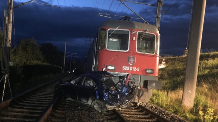 Güterzug erfasst auf Schienen zurückgelassenes Auto in Altendorf