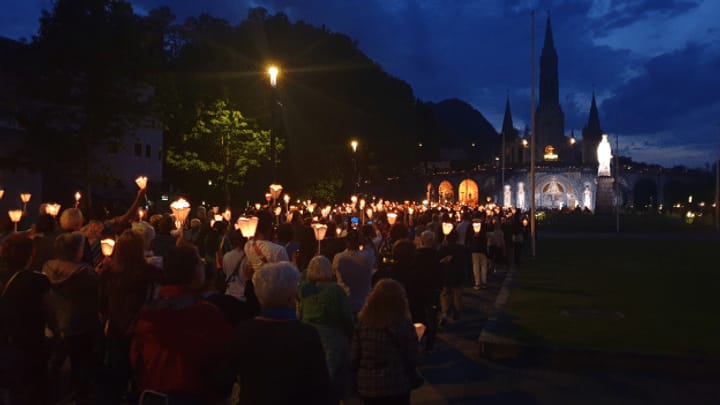 Lourdes – La processiun da la glisch