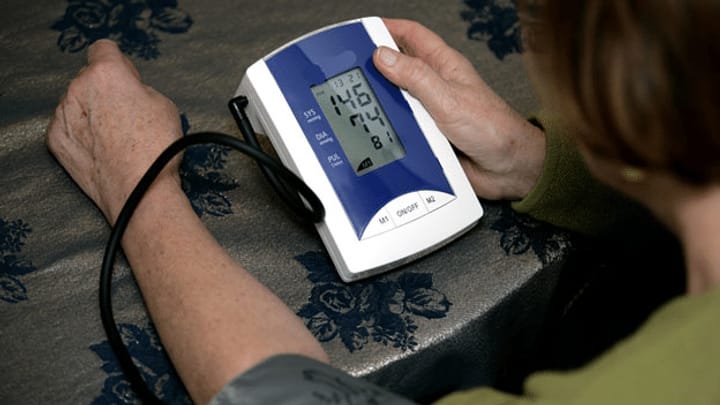 Blutdruck messen zu Hause: Wann und wie macht es Sinn?