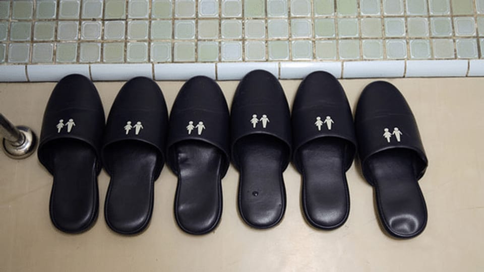In japanischen WC-Schuhen in den Fettnapf getrampt