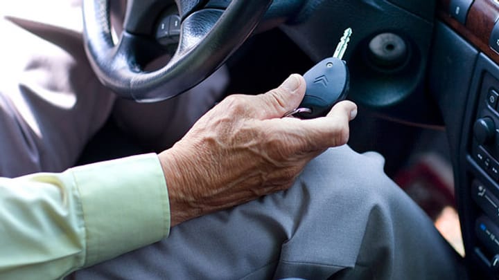 Autoschlüssel abgeben: Wie muntere ich ältere Menschen dazu auf?