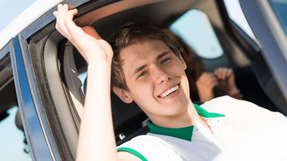 Junge Beifahrer beeinflussen junge Männer am Steuer negativ