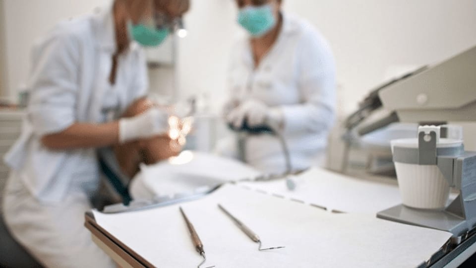 Beim Zahnarzt zahlen für sauberen Arbeitsplatz
