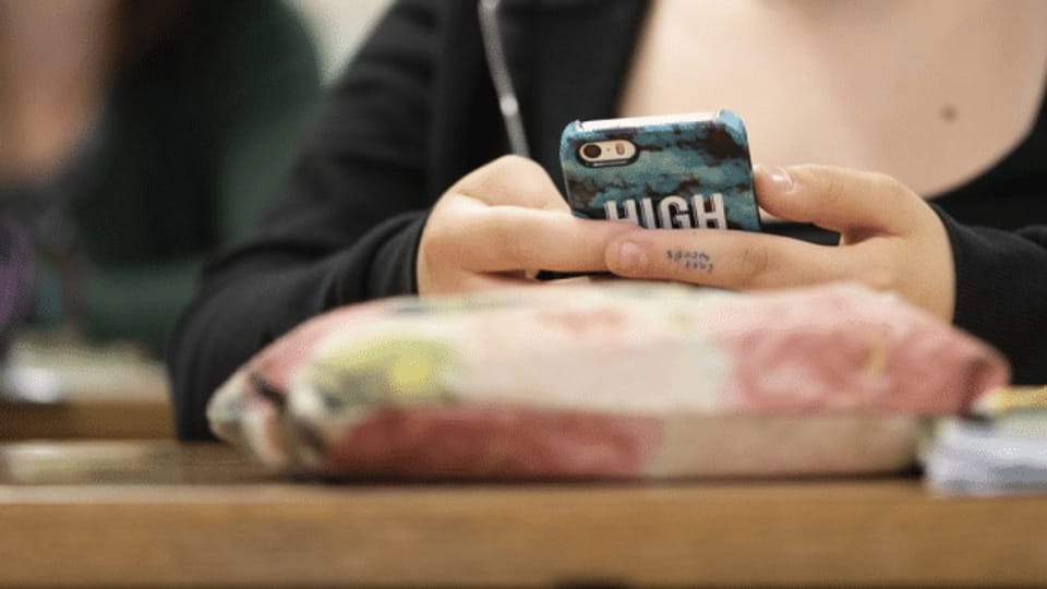 Schule entzieht Smartphones von Schülern tagelang