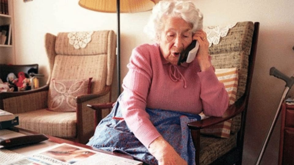 Perfider Telefonberater zockt Seniorin ab