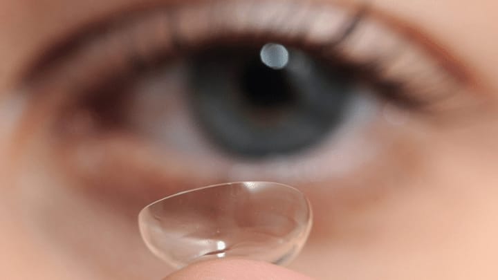 Kontaktlinsen zu lange im Auge: Riskant!