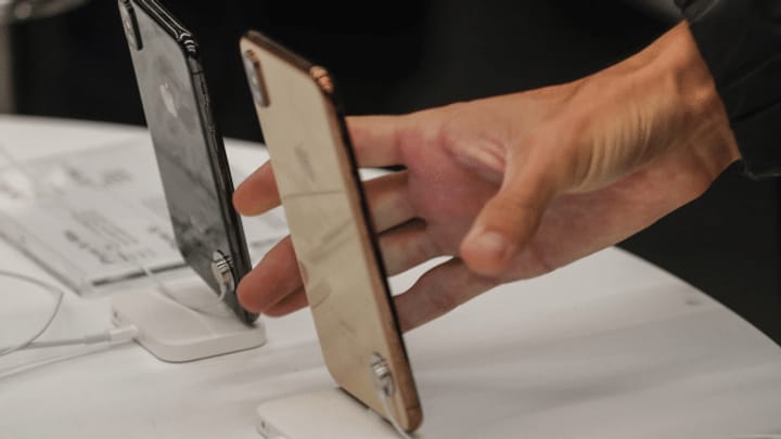 Im Apple Shop über 1000 gefälschte iPhones umgetauscht