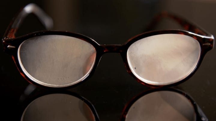 Brillenputztücher-Test: Welche wirken gegen beschlagene Brillen?