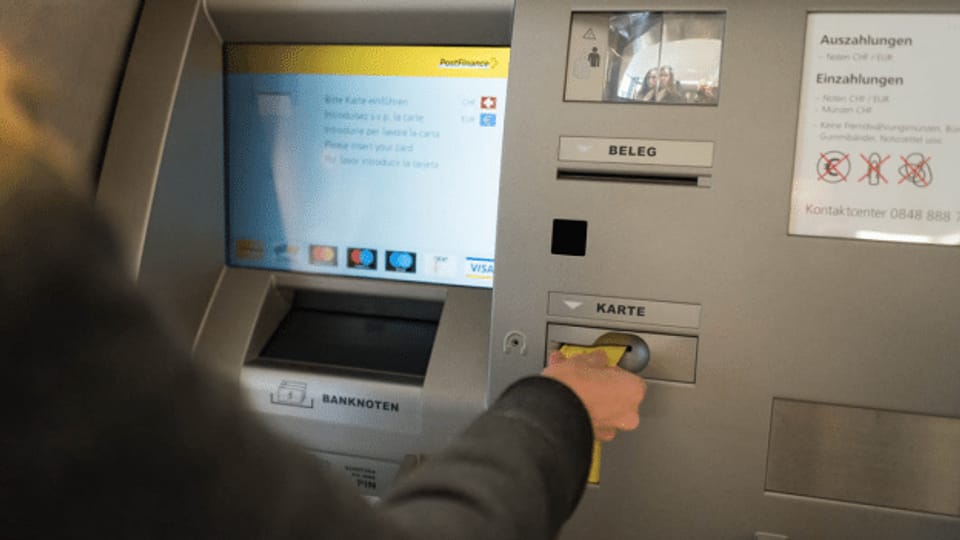 Geldautomat schluckt Hunderternote wieder