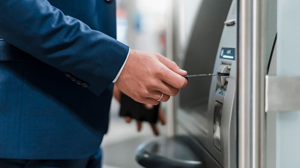 Bild von Mann am Bankomaten gibt Rätsel auf