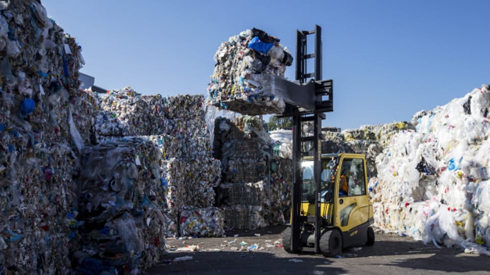 Plastik-Abfallberge: Mehr Recycling oder Plastik-Verbot?