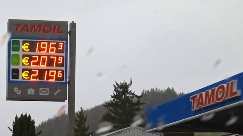 Bezahlt man in Euro, kostet der Liter Benzin 15 Rappen mehr