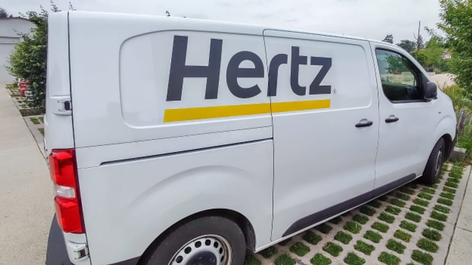 Hertz lässt Kunden mit gepackten Kisten stehen