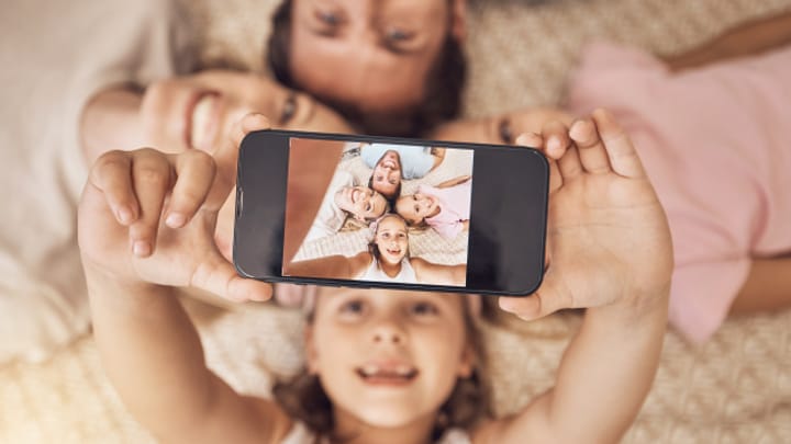 Sharenting: Das sagen Jugendliche zu ihren Kinderfotos im Netz