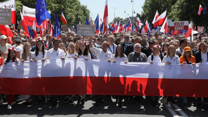 Archiv_ Hunderttausende protestieren in Polen gegen die Regierung