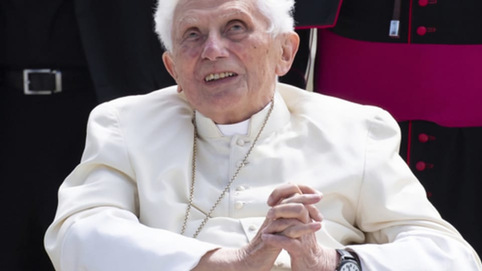 Papst Benedikt entschuldigt sich und streitet ab