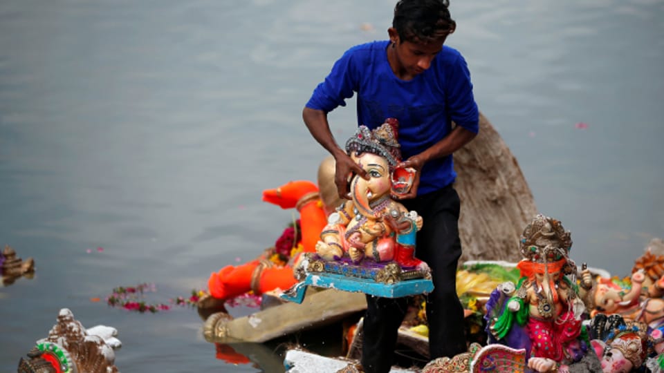 Ganesha-Statuen verschmutzen indische Gewässer