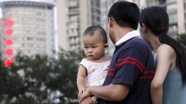 China lockert Ein-Kind-Politik und schafft Umerziehungslager ab