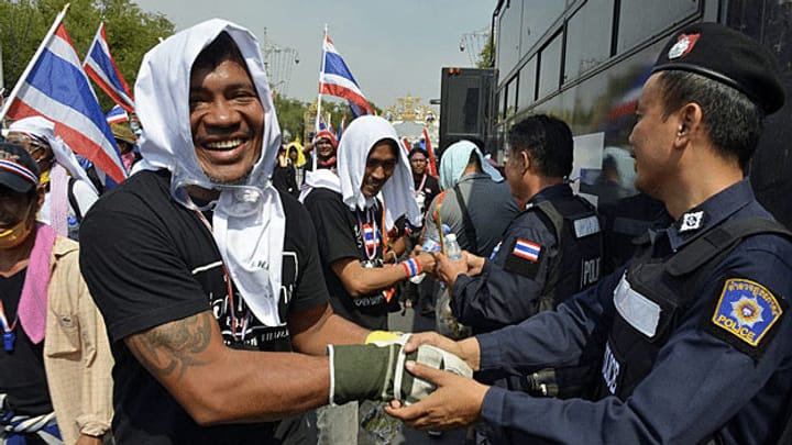 Thailands Regierung stürzt nicht