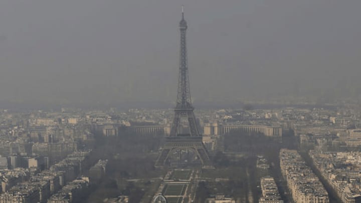 Der graue Eiffelturm verschwindet im grauen Dunst