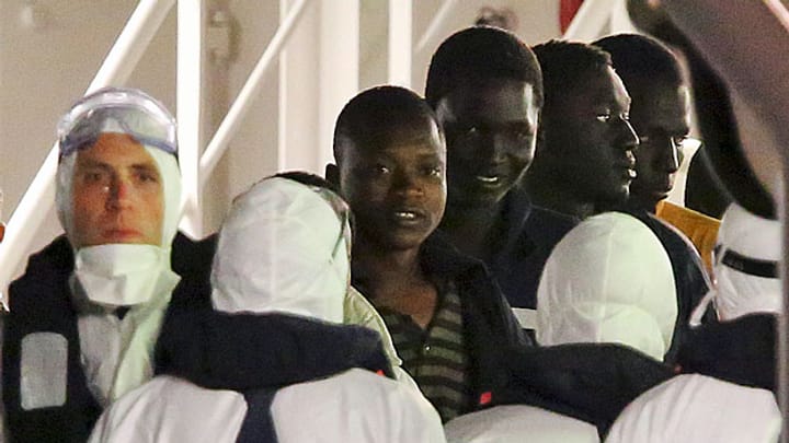Handelsschiffe retten Bootsflüchtlinge