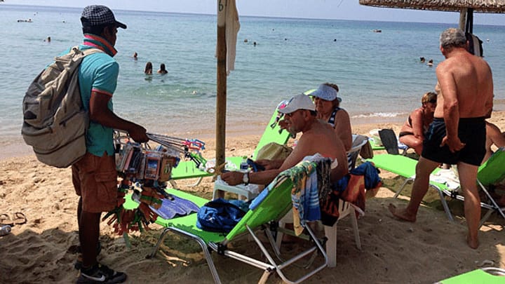 Warum Griechenlands Strandverkäufer nicht nordwärts ziehen