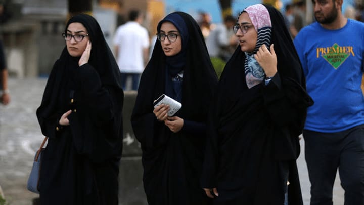 Iranerinnen wehren sich gegen Kopftuchzwang