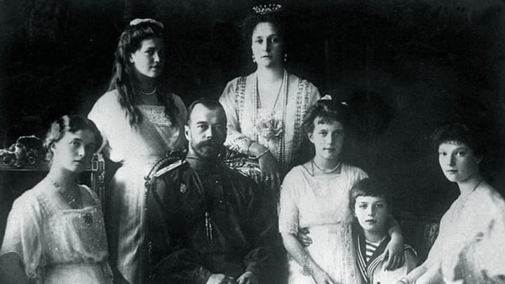 Russische Monarchisten pilgern zur Stätte des Zarenmords