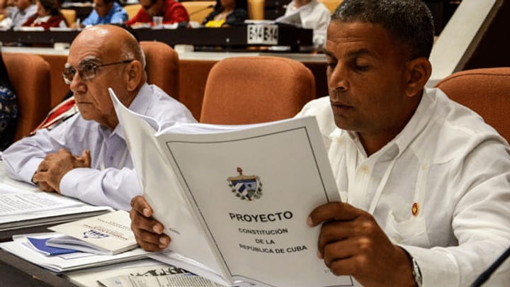 Kuba schenkt sich neue Verfassung