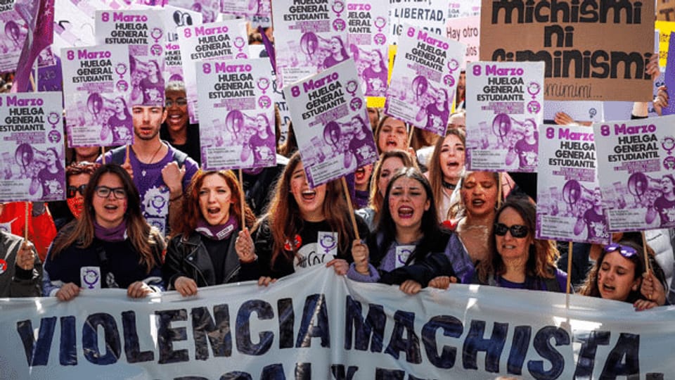 Spaniens Frauen kämpfen gegen Rechts-Drall