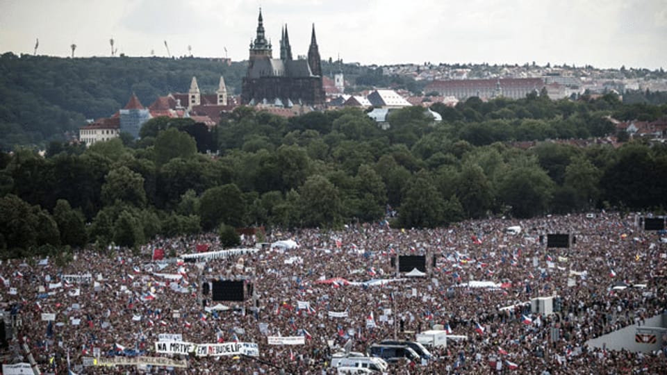 Hunderttausende protestieren in Prag gegen die Regierung