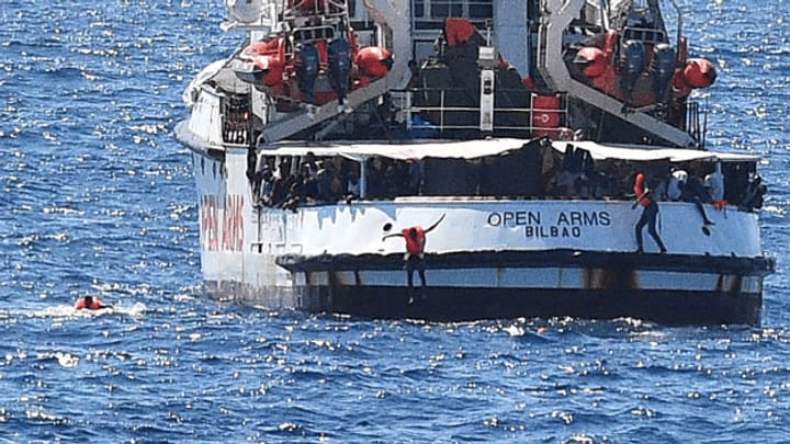 Spanien schickt Marineschiff zu Flüchtlingsboot vor Lampedusa