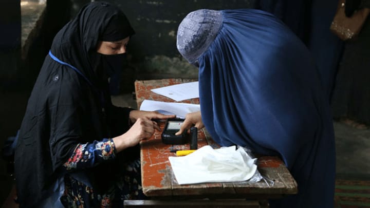 Afghanistan wählt unter schwierigen Umständen