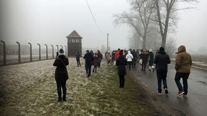 Gedenkstätte Auschwitz: Selfies gehören heute dazu
