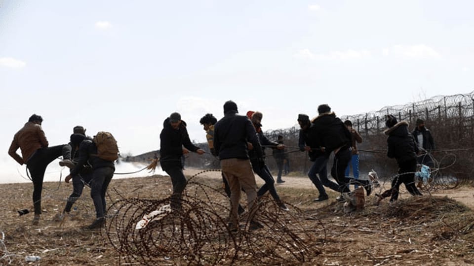 Migranten verlassen türkisch-griechische Grenze