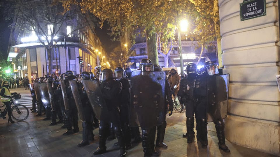 Prügelnde Polizisten in Frankreich