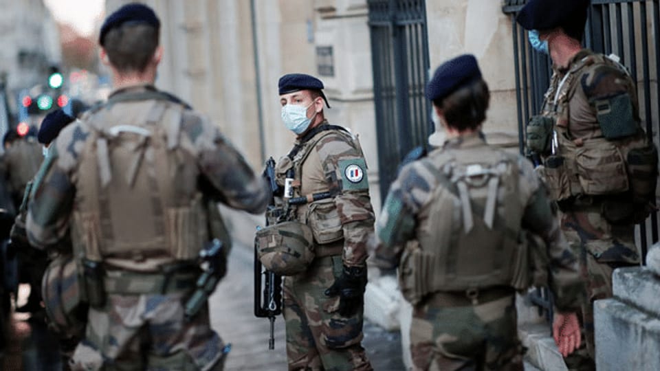 Frankreich - Ex-Generäle drohen mit Putsch