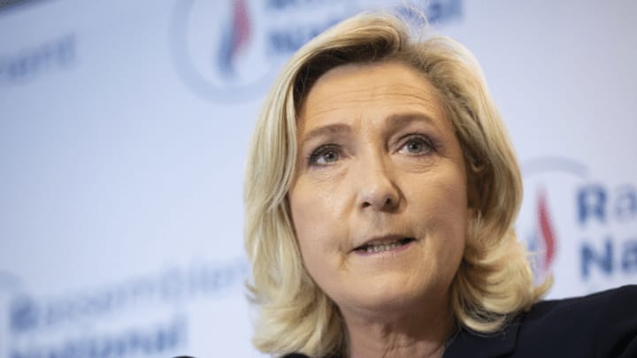 Le Pen bleibt an der Spitze des Rassemblement National