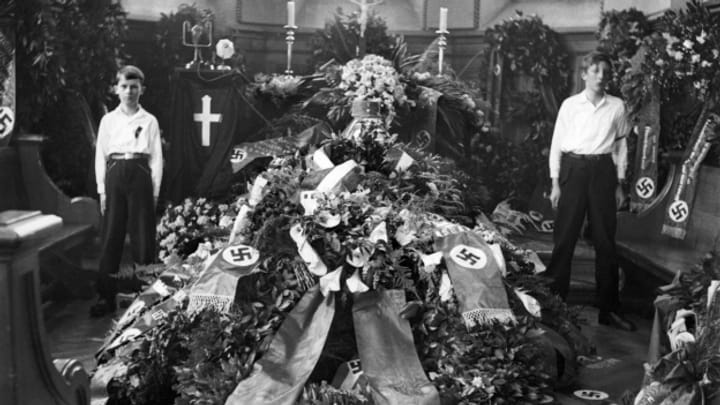 Archiv: Historiker Martin Bucher erforscht die Hitlerjugend in der Schweiz
