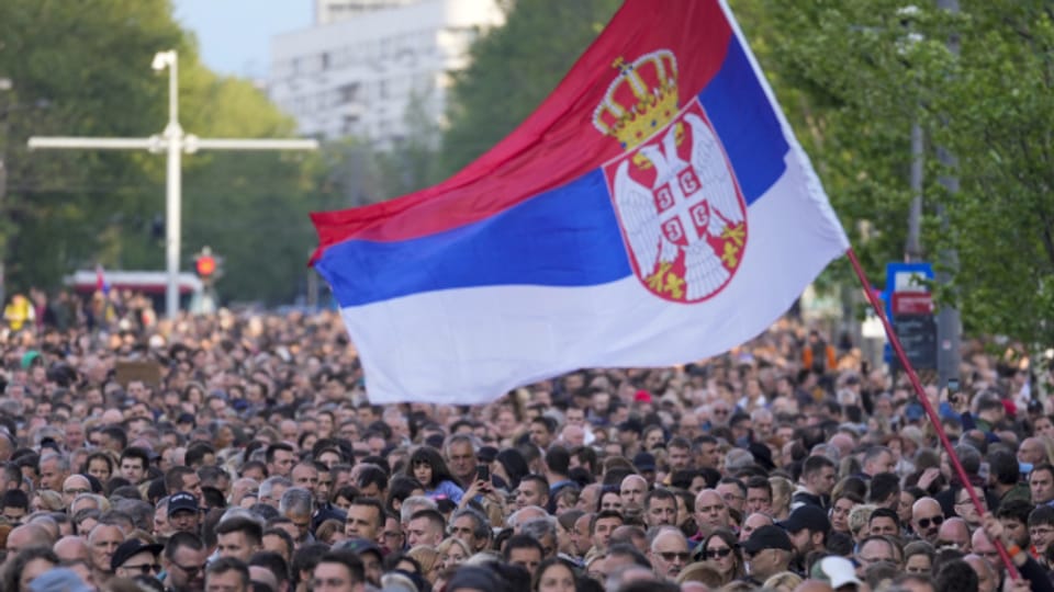 Serbien: Zehntausende protestieren gegen Waffengewalt